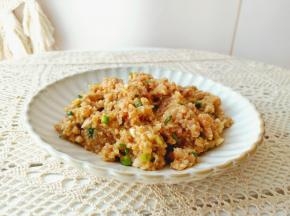 加上调料顺时针搅拌均匀。