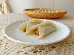 饺子皮夹上料依次捏紧。