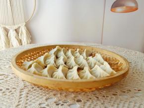 包好的饺子皮薄馅大。
