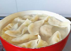 锅里加适量的清水下入饺子。