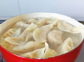 锅里加适量的清水下入饺子。