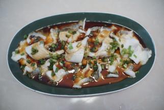 淋入生抽、蒸鱼豉油和芝麻香油