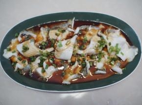 淋入生抽、蒸鱼豉油和芝麻香油