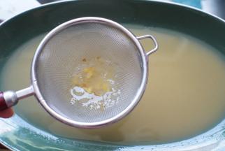 将鸡蛋液过筛滤入鱼盘中