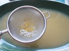 将鸡蛋液过筛滤入鱼盘中