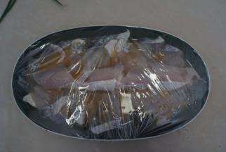 用保鲜膜封住鱼盘，在保鲜膜上用竹签戳小孔