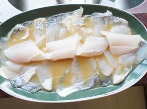 再放入洗净的鲈鱼片