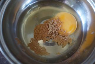 鸡蛋磕入碗中打散，鲜鸡精搅拌均匀