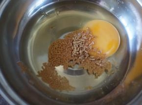 鸡蛋磕入碗中打散，鲜鸡精搅拌均匀