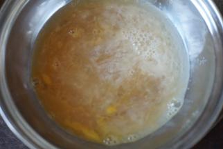 加入少许清水搅拌均匀