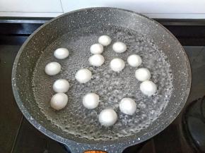 锅里水煮到冒小泡下汤圆煮熟。