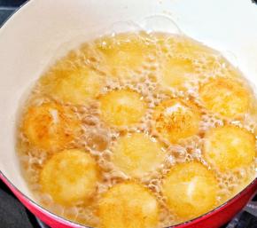 油炸汤圆时开中小火，炸成金黄色就可以捞出来了！