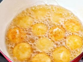 油炸汤圆时开中小火，炸成金黄色就可以捞出来了！