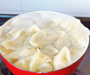 饺子个个煮的浮起来就可以。