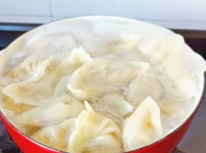 饺子个个煮的浮起来就可以。