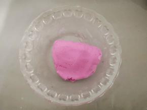 火龙果汁少量多次倒入糯米粉中，揉至光滑，盖保鲜膜或者湿毛巾松弛20分钟。