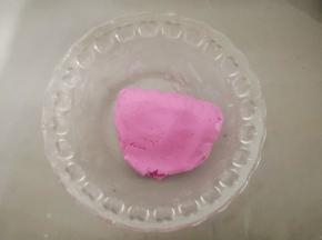 火龙果汁少量多次倒入糯米粉中，揉至光滑，盖保鲜膜或者湿毛巾松弛20分钟。