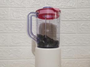 把黑芝麻和白砂糖倒入料理机打碎，不要打成粉哈。