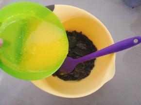 黄油融化成液体状，倒入芝麻中拌匀。