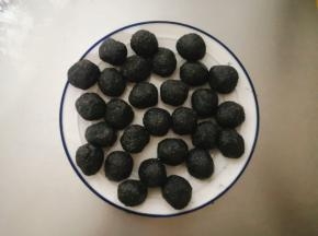 每个分成10克左右，大小自己可以调整哈。搓好盖保鲜膜可以放冰箱冷藏备用，这样后面包的时候好操作。