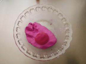 把火龙果面团分割出15克，放入开水中煮至浮起，再捞起和生面团揉匀，这样做出来的汤圆不易破皮。