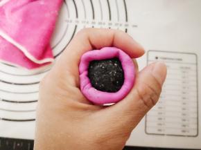 包入芝麻馅，用虎口往上推。