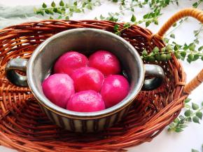 锅里倒入适量清水烧开，倒入汤圆，煮至浮起就可以关火了，趁热吃哦！