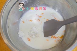 将低筋面粉、鸡蛋、牛奶、糖、盐放入容器内稍微搅拌一下，不要有干粉就行