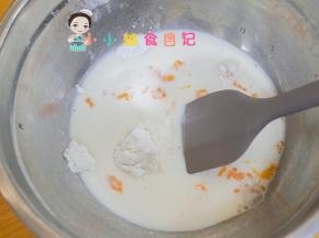 将低筋面粉、鸡蛋、牛奶、糖、盐放入容器内稍微搅拌一下，不要有干粉就行