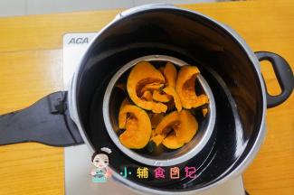 高压锅或者蒸锅隔水放入南瓜