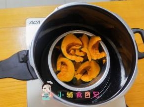 高压锅或者蒸锅隔水放入南瓜