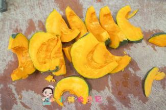 贝贝南瓜切块，挖去籽
