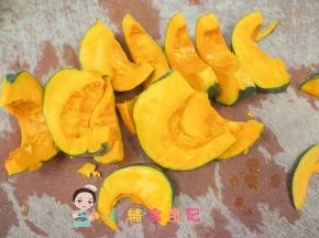 贝贝南瓜切块，挖去籽