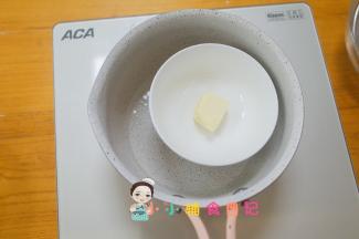 准备一块黄油，锅里放一些水，隔水加热，将黄油融化备用