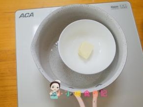 准备一块黄油，锅里放一些水，隔水加热，将黄油融化备用