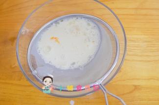 将冷藏的面糊取出，过筛三次，这样面糊就很细腻没有疙瘩了