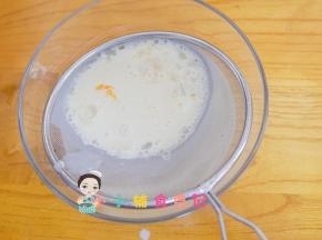 将冷藏的面糊取出，过筛三次，这样面糊就很细腻没有疙瘩了
