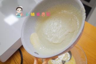 准备一个18cm的平底锅，不需要放油，一定要选不粘锅，先把锅热一下有点温度，倒入一勺面糊，马上面糊就会凝固了，马上打圈，这样饼皮会更薄