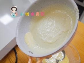 准备一个18cm的平底锅，不需要放油，一定要选不粘锅，先把锅热一下有点温度，倒入一勺面糊，马上面糊就会凝固了，马上打圈，这样饼皮会更薄