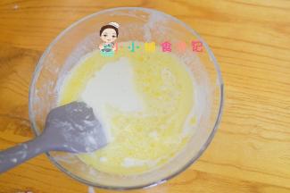 倒入刚才融化的黄油还有植物油搅拌均匀