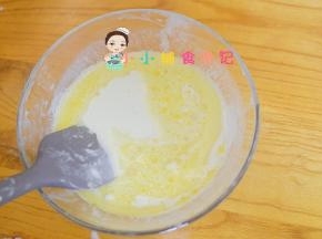 倒入刚才融化的黄油还有植物油搅拌均匀
