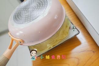 边缘用硅胶铲刮一下直接倒扣，可丽饼就会从不粘锅里掉出来