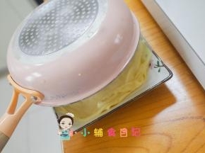 边缘用硅胶铲刮一下直接倒扣，可丽饼就会从不粘锅里掉出来