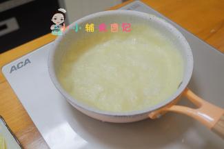 放在aca电陶炉上面继续加热，表面看到有微微膨胀，有一些气泡就是好了，电陶炉我一直开2档，小火加热，煤气炉一定要小火不然很容易糊