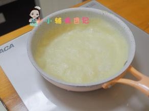 放在aca电陶炉上面继续加热，表面看到有微微膨胀，有一些气泡就是好了，电陶炉我一直开2档，小火加热，煤气炉一定要小火不然很容易糊