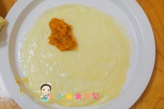 把可丽饼铺好，放一勺南瓜泥