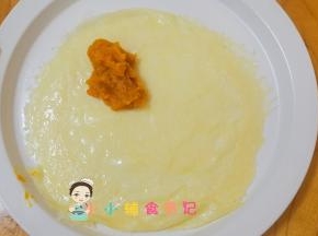 把可丽饼铺好，放一勺南瓜泥