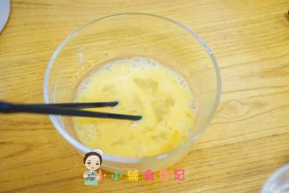 鸡蛋打入碗中，用筷子打散，不是打发哦