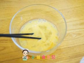 鸡蛋打入碗中，用筷子打散，不是打发哦