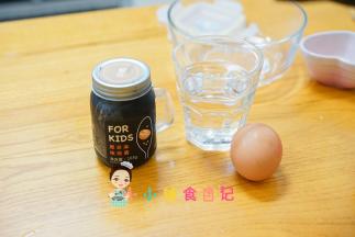 准备好材料备用，鸡蛋的大小没有关系，鸡蛋小的话水量也要减少，我的比例是鸡蛋液：水 1:2